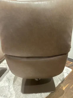 Sessel Jalis Leder 492 Dunkelbraun mit drehbarem Tellefuß und Hocker