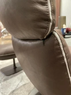 Sessel Jalis Leder 492 Dunkelbraun mit drehbarem Tellefuß und Hocker