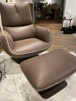 Sessel Jalis Leder 492 Dunkelbraun mit drehbarem Tellefuß und Hocker