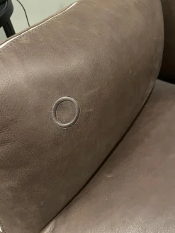 Sessel Jalis Leder 492 Dunkelbraun mit drehbarem Tellefuß und Hocker