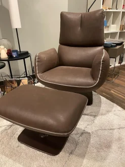 Sessel Jalis Leder 492 Dunkelbraun mit drehbarem Tellefuß und Hocker