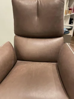 Sessel Jalis Leder 492 Dunkelbraun mit drehbarem Tellefuß und Hocker