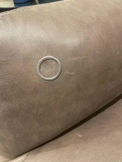 Sessel Jalis Leder 492 Dunkelbraun mit drehbarem Tellefuß und Hocker