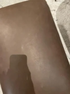 Sessel Jalis Leder 492 Dunkelbraun mit drehbarem Tellefuß und Hocker