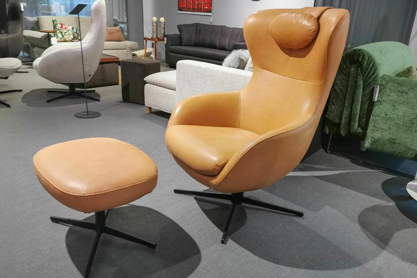 Sessel Jester Leder Rancho Brandy Hellbraun Gestell Schwarz Pulverbeschichtet mit Hocker