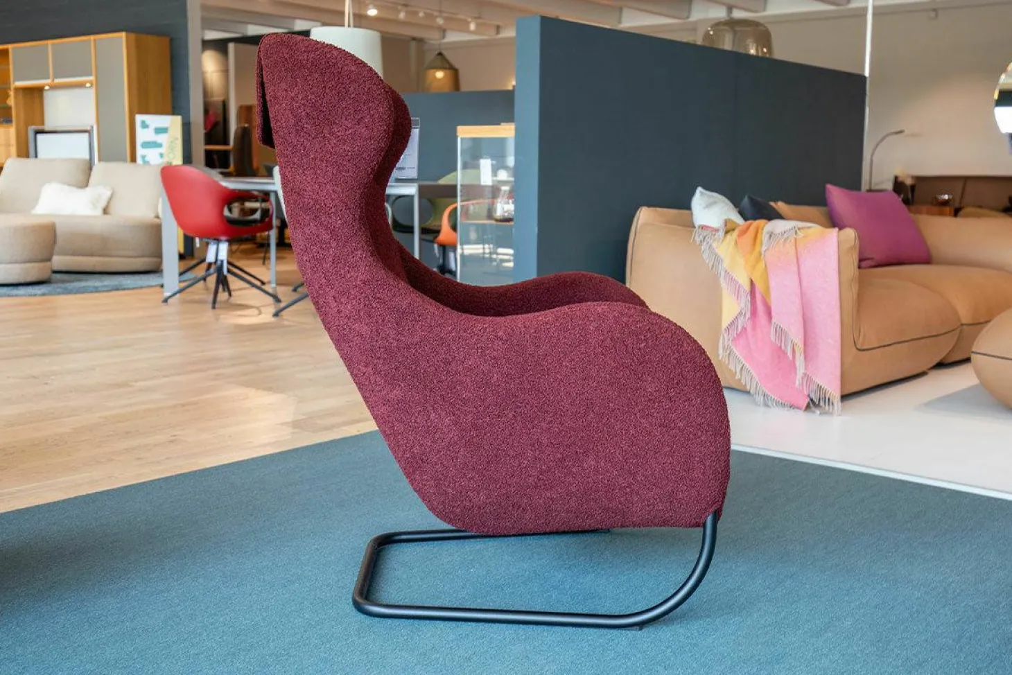 Sessel Jolly Stoff Hug Me 010 Weinrot Gestell Schwarz Grau Pulverbeschichtet mit Kopfkissen