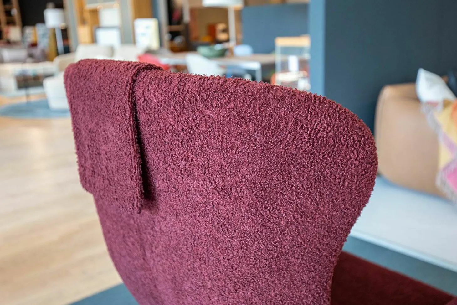 Sessel Jolly Stoff Hug Me 010 Weinrot Gestell Schwarz Grau Pulverbeschichtet mit Kopfkissen