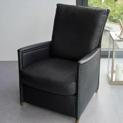 Sessel Leder Schwarz Fuß Holz Mit Messingabschluss