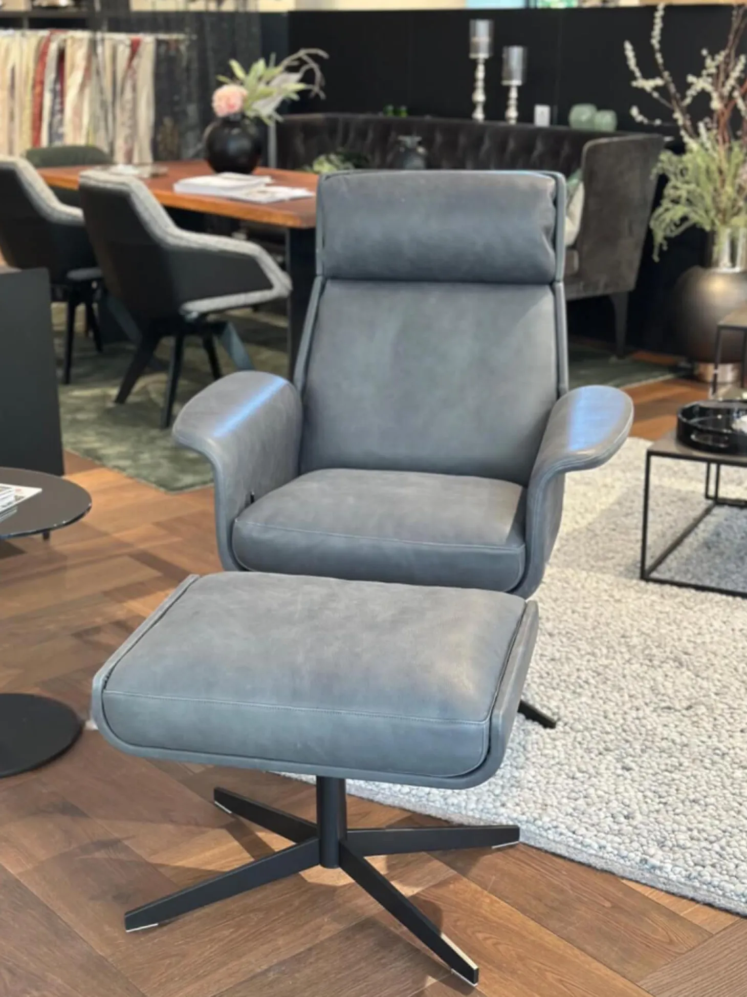 Sessel Legend 172 1000 Leder Java Vulcano Grau Kreuzfuß Metall Schwarz Matt Pulverbeschichtet Mit Hocker