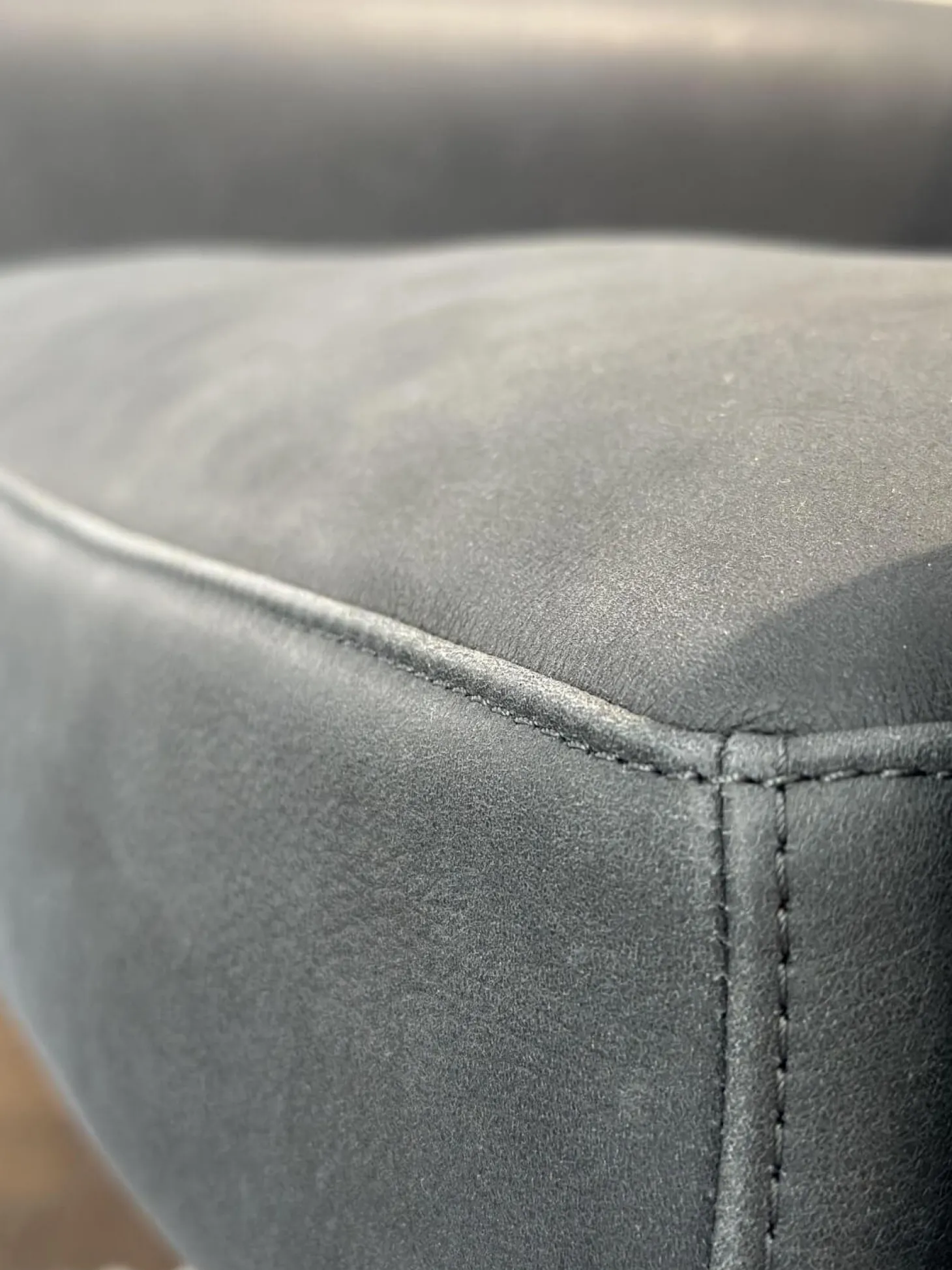 Sessel Legend 172 1000 Leder Java Vulcano Grau Kreuzfuß Metall Schwarz Matt Pulverbeschichtet Mit Hocker