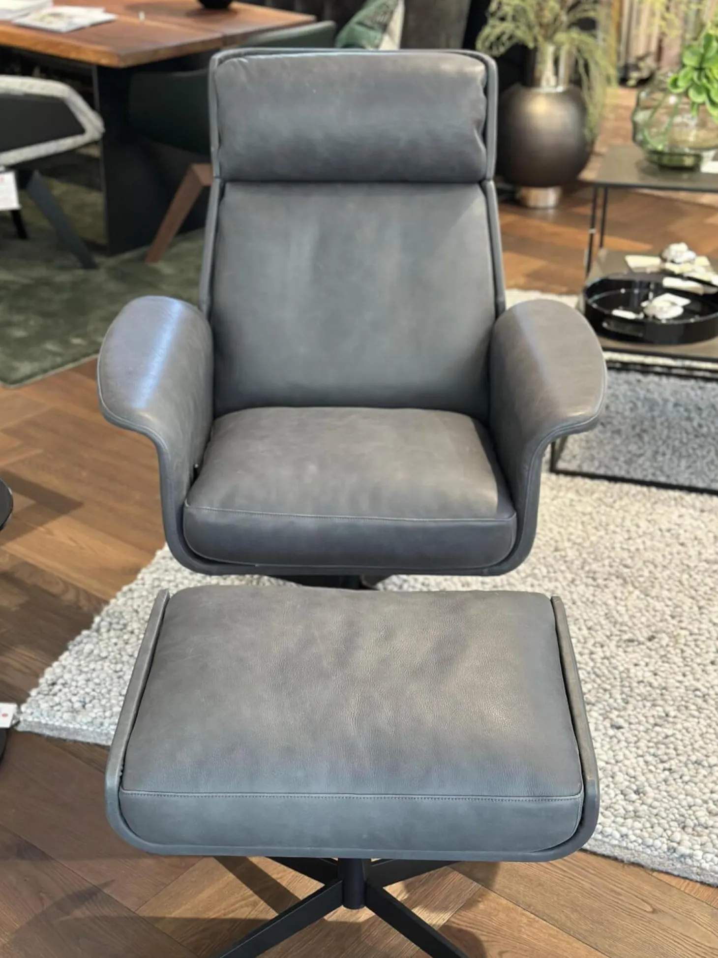 Sessel Legend 172 1000 Leder Java Vulcano Grau Kreuzfuß Metall Schwarz Matt Pulverbeschichtet Mit Hocker