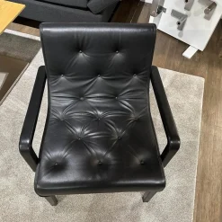 Sessel Leslie Bezug Leder Nappa Schwarz Gestell Buche Schwarz Gebeizt Mit Armteilen