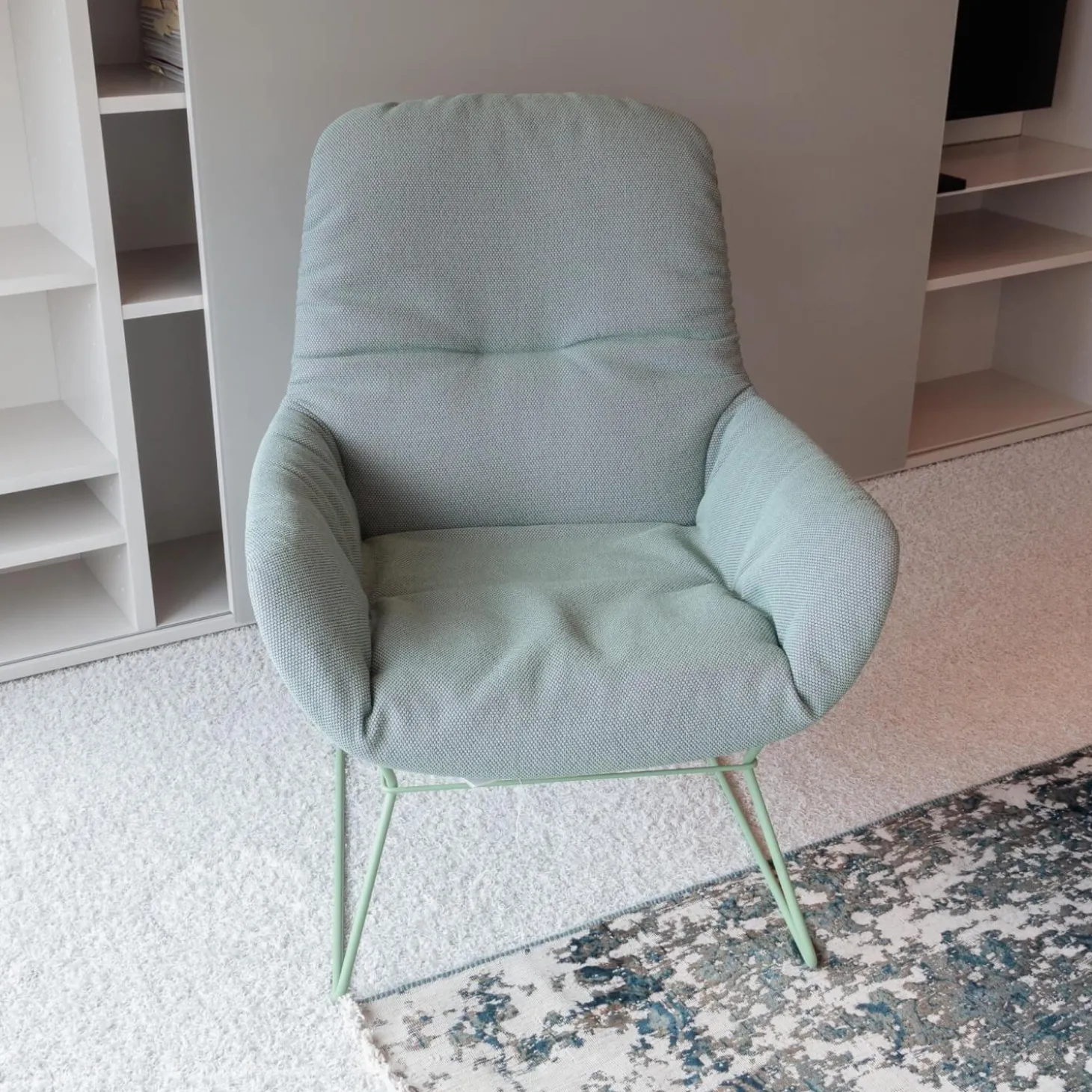 Sessel Leya Lounge Chair Stoff Opera Aloe Grau Drahtgestell RAL 6021 Blassgrün Grün Mit Kunststoffgleitern