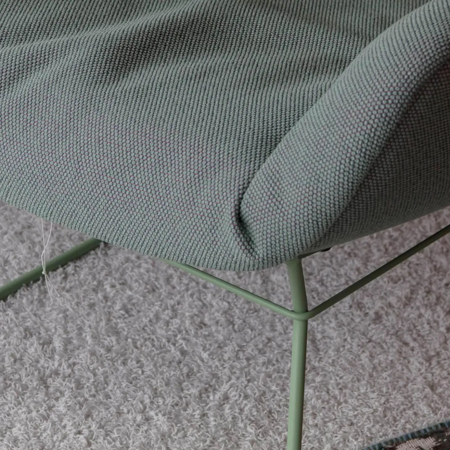 Sessel Leya Lounge Chair Stoff Opera Aloe Grau Drahtgestell RAL 6021 Blassgrün Grün Mit Kunststoffgleitern