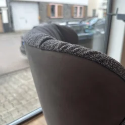 Sessel Leya Wingback Chair Innen Stoff Shake Walnut Braun Grau Außen Leder Muscat Carbon Braun Grau Mit Hocker