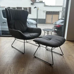 Sessel Leya Wingback Chair Innen Stoff Shake Walnut Braun Grau Außen Leder Muscat Carbon Braun Grau Mit Hocker
