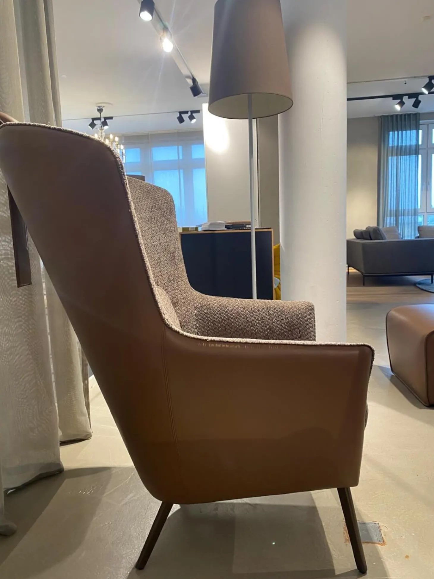 Sessel Lilou Stoff Zoe 023 Terra Grau Braun Kopfteilkissen Leder Nappa Havanna Braun Gestell Metall Mit Hocker Derby Leder Nappa Havanna Braun Mit Ledenkissen