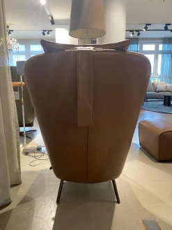 Sessel Lilou Stoff Zoe 023 Terra Grau Braun Kopfteilkissen Leder Nappa Havanna Braun Gestell Metall Mit Hocker Derby Leder Nappa Havanna Braun Mit Ledenkissen