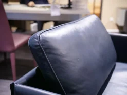 Sessel Liv Smart Leder 42 103 Dunkel Schwarz Blau Gestell Aluminium RAL 9017 Verkehrsschwarz Pulverbeschichtet