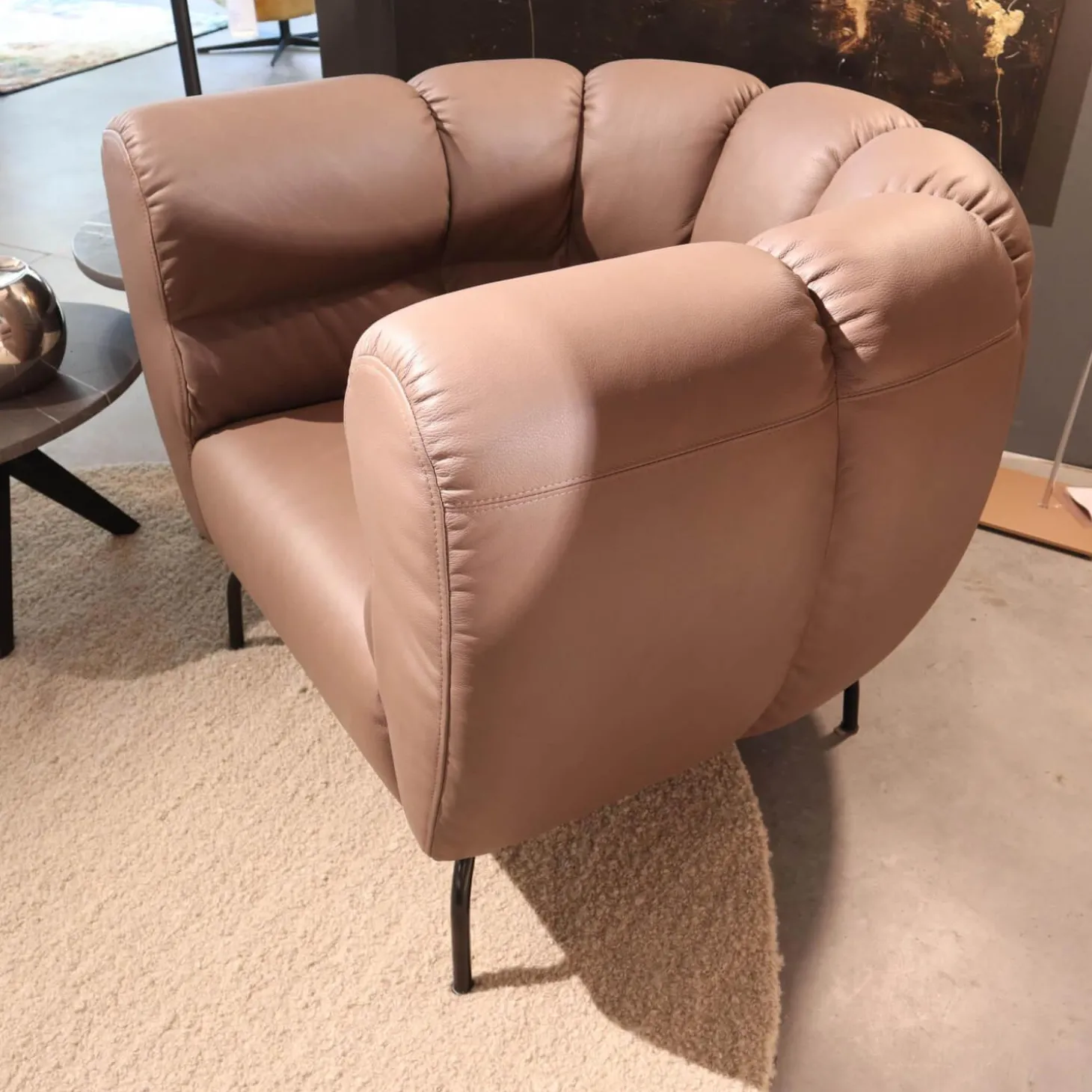 Sessel Magnolia Anilinleder 5707 0085 Pearl Braun Grau Fuß Schwarz Pulverbeschichtet