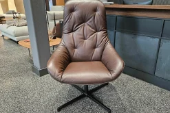 Sessel Meg Soft Leder 42.102 Graubraun Gestell Aluminium Verkehrsschwarz mit Wipp-Mechanik