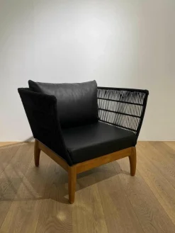 Sessel Miikka Leder Schwarz Netzmaterial Gestell Teakholz Geölt