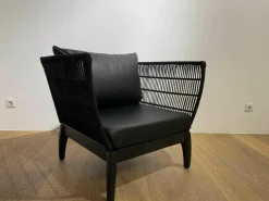 Sessel Miikka Schwarz Leder Netzmaterial Gestell Teakholz Schwarz Gebeizt