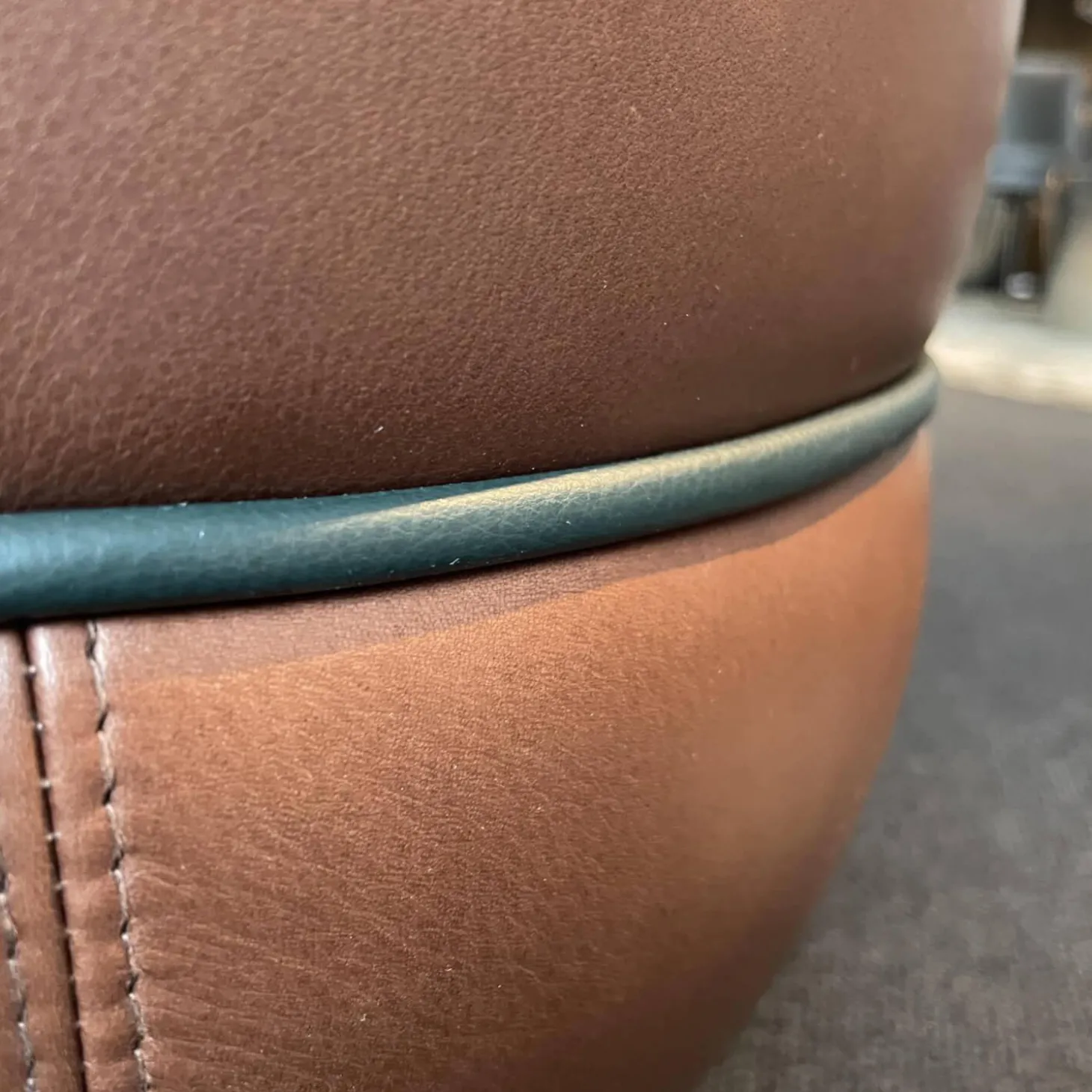 Sessel Miles Lounge Leder Nappa Guande Chestnut Gestell Pulverbeschichtet Schwarz