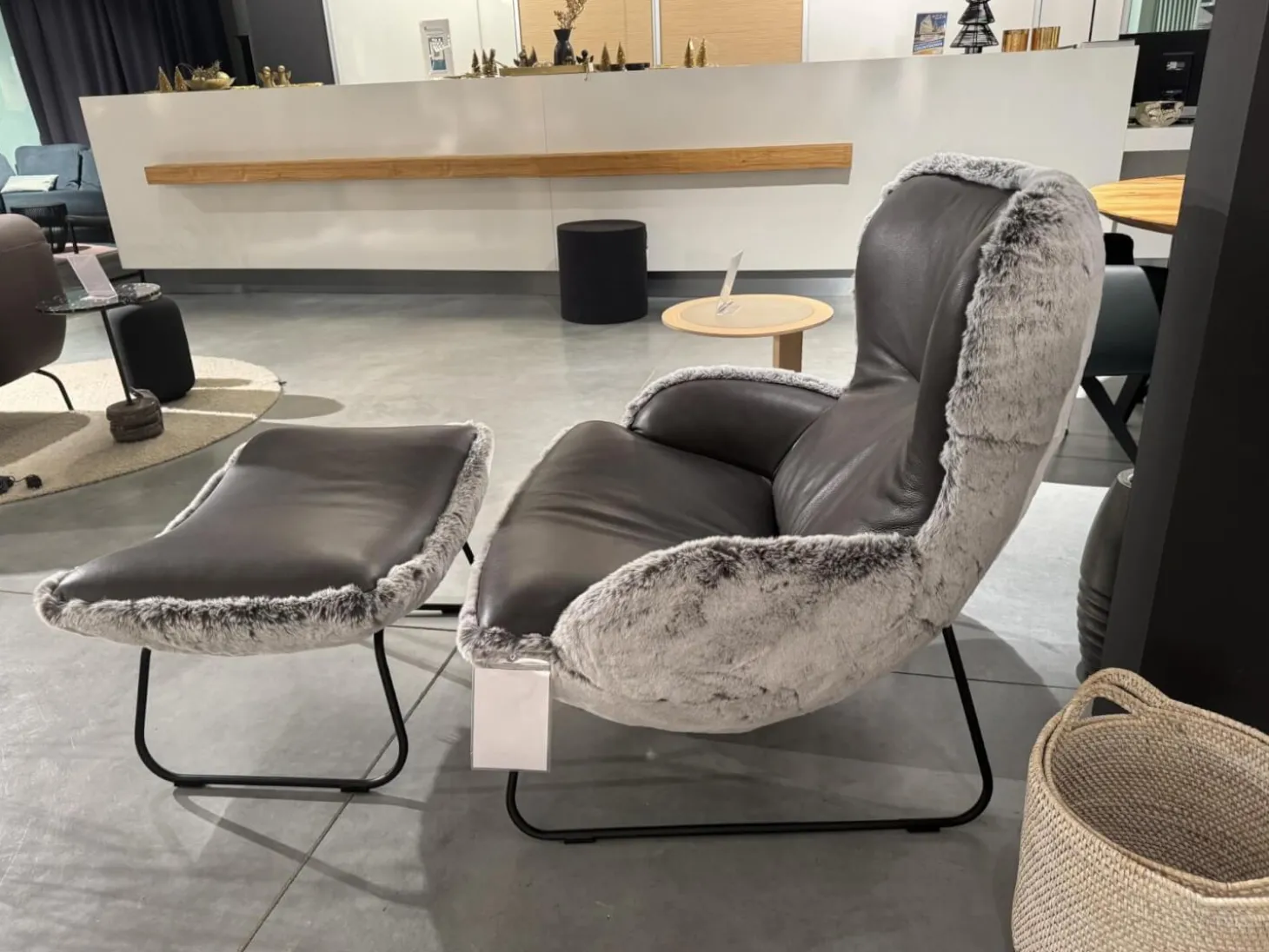 Sessel Minu Sitzfläche Leder Elegance Anthrazit Rücken Webpelzbezug Eisbär Grey Grau Füße Schwarz Pulverbeschichtet Mit Hocker