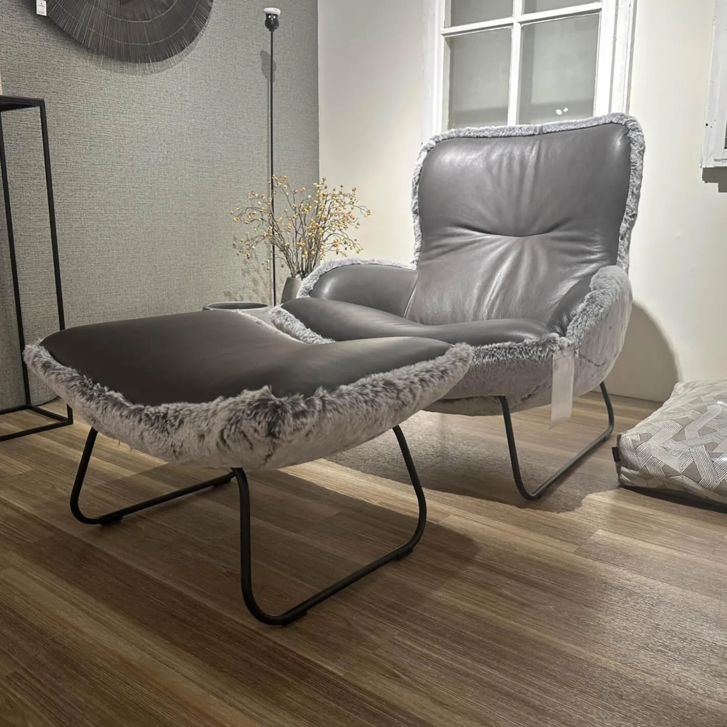 Sessel Minu Sitzfläche Leder Elegance Anthrazit Rücken Webpelzbezug Eisbär Grey Grau Füße Schwarz Pulverbeschichtet Mit Hocker