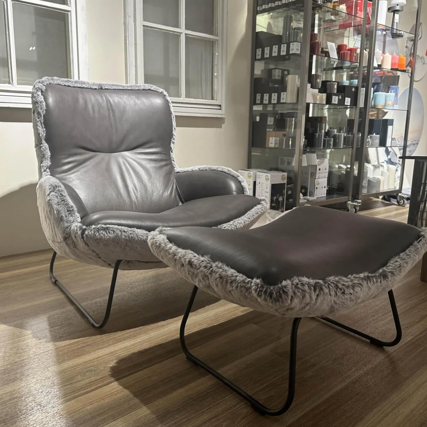 Sessel Minu Sitzfläche Leder Elegance Anthrazit Rücken Webpelzbezug Eisbär Grey Grau Füße Schwarz Pulverbeschichtet Mit Hocker