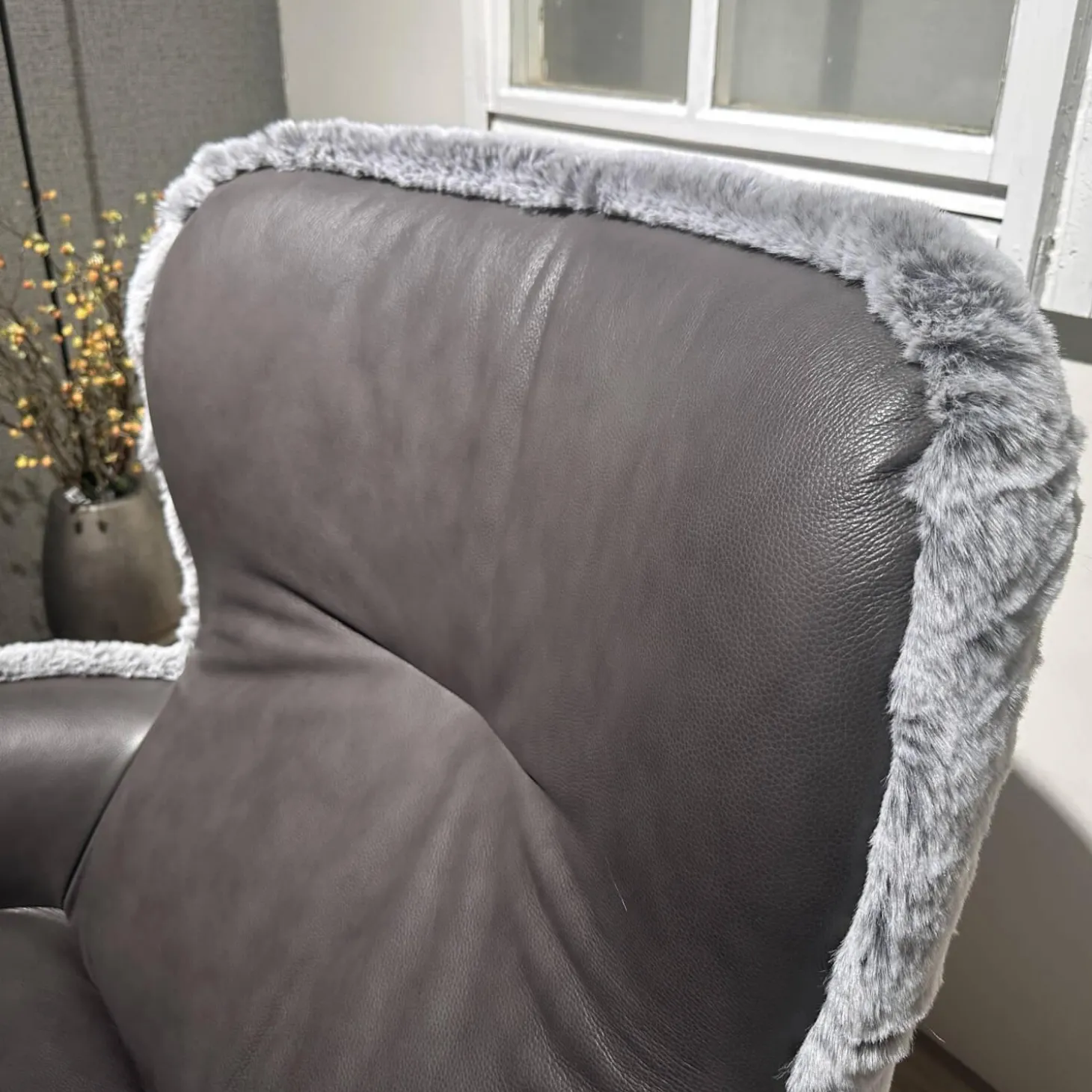 Sessel Minu Sitzfläche Leder Elegance Anthrazit Rücken Webpelzbezug Eisbär Grey Grau Füße Schwarz Pulverbeschichtet Mit Hocker