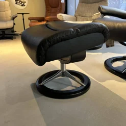 Sessel Mit Hocker View L Signature Bezug Leder Batick Black Schwarz Gestell Schwarz