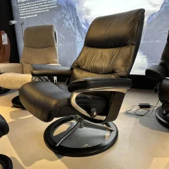 Sessel Mit Hocker View L Signature Bezug Leder Batick Black Schwarz Gestell Schwarz