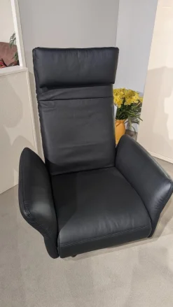 Sessel PTV 1780 Leder Napoli 0500 Schwarz Füße Metall Schwarz Mit Manuell Verstellbarer Fußablage