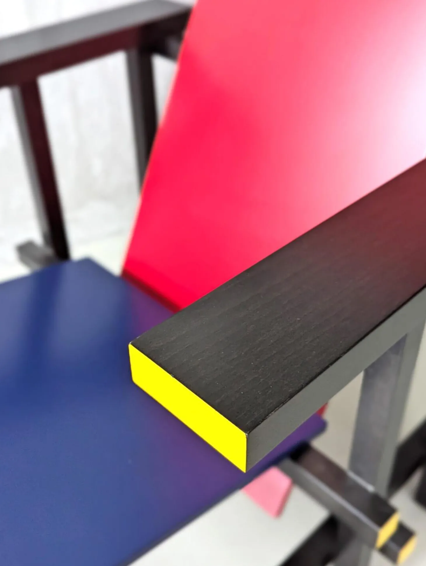 Sessel Red and Blue Schichtholz Birke und Furnier Buche Mattglanz Blau Und Rot Gestell Buche Massiv Mattschwarz