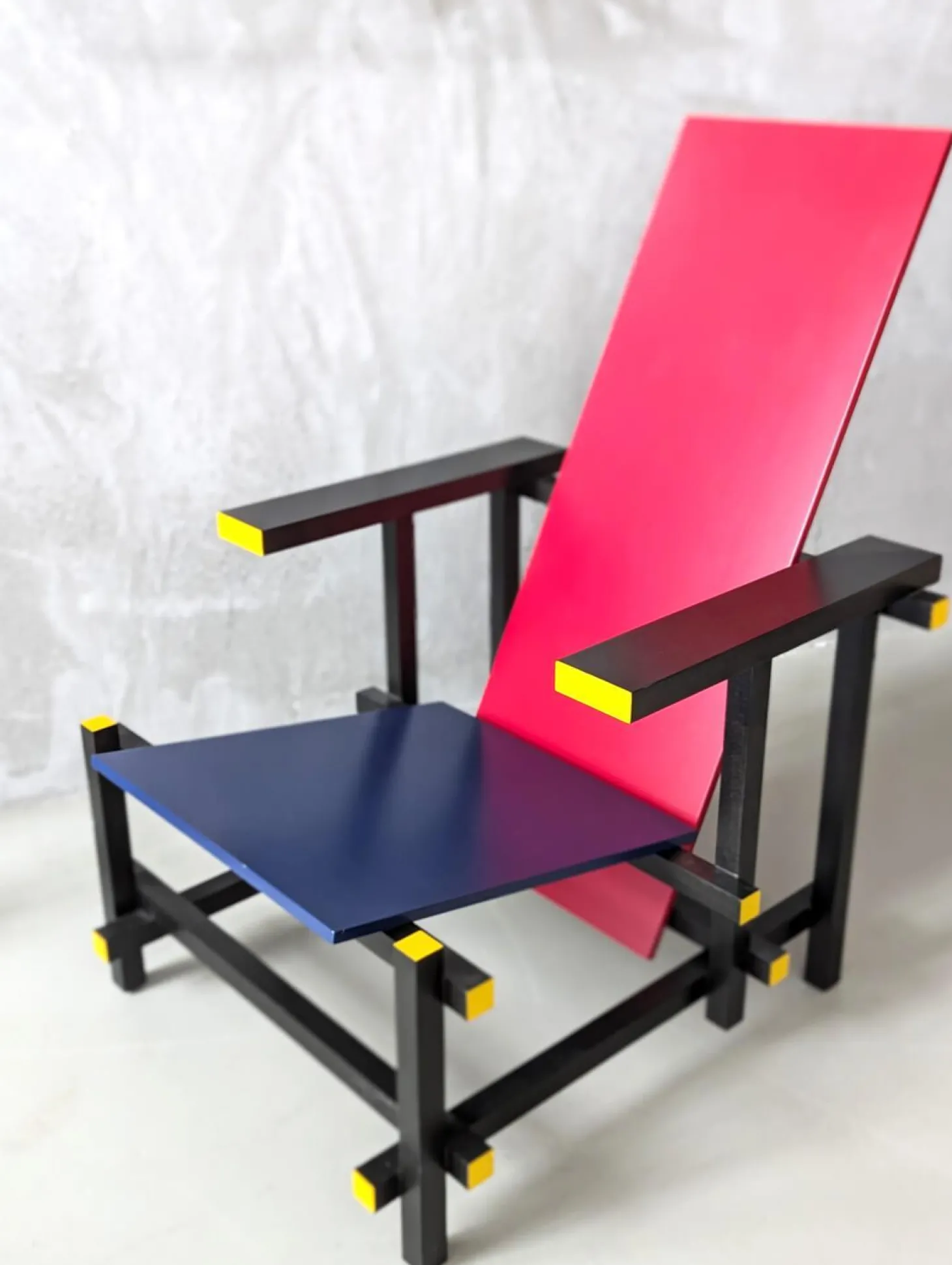 Sessel Red and Blue Schichtholz Birke und Furnier Buche Mattglanz Blau Und Rot Gestell Buche Massiv Mattschwarz