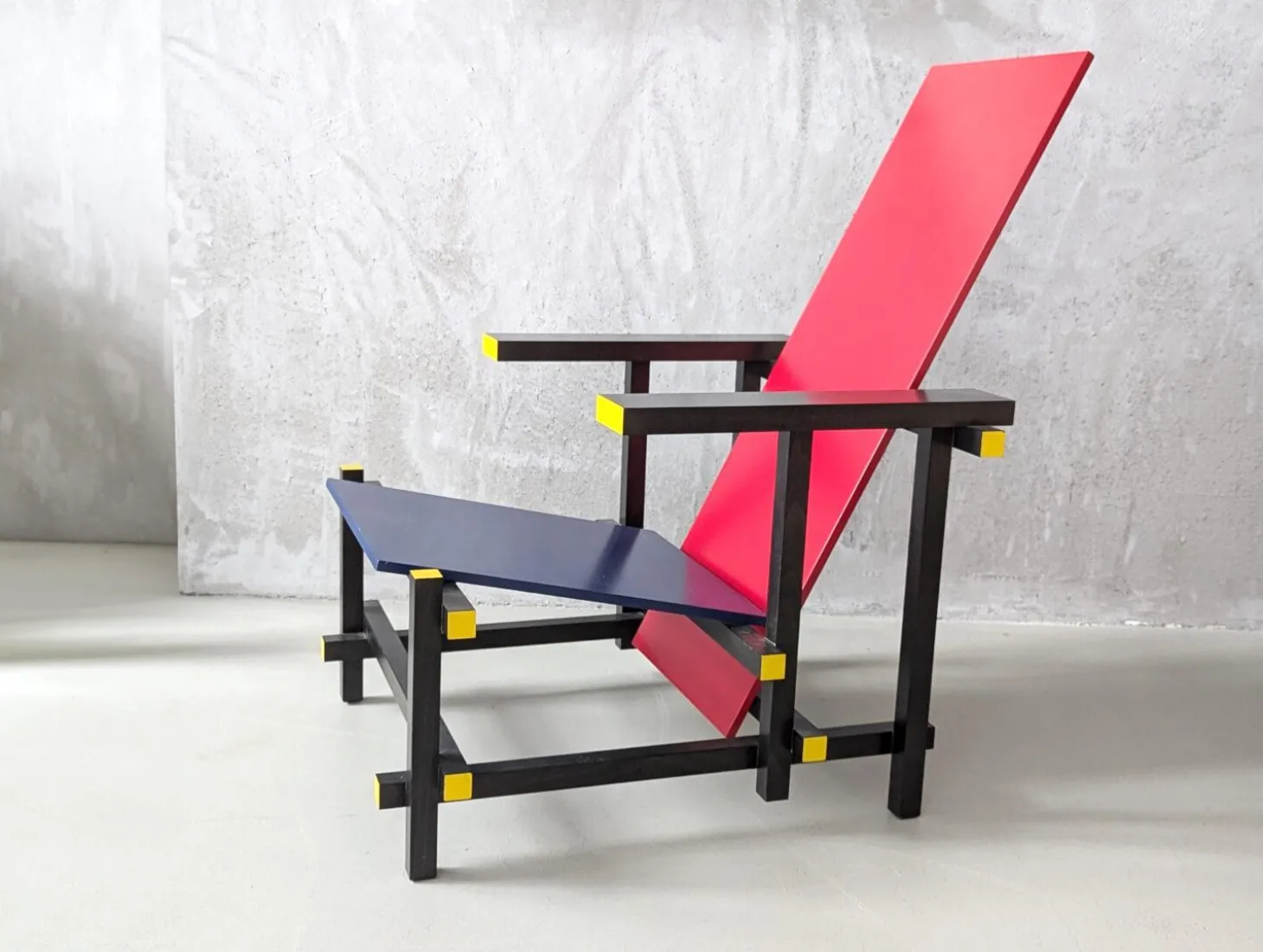 Sessel Red and Blue Schichtholz Birke und Furnier Buche Mattglanz Blau Und Rot Gestell Buche Massiv Mattschwarz