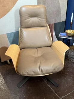 Sessel Rei Leder Pietra Divina 80 Umbra Beige Schale Eiche Natur Drehgestell Metall Schwarz Pulverbeschichtet Neigbar