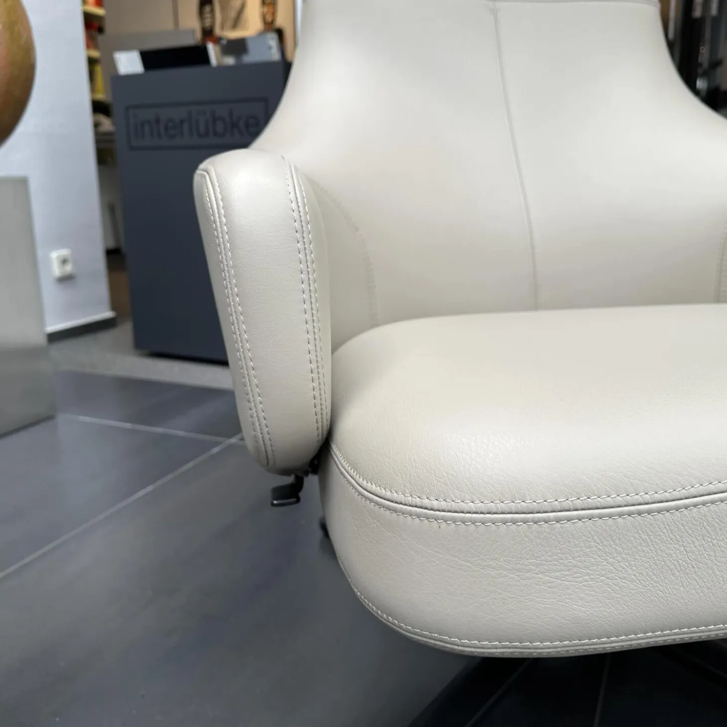 Sessel Repos Leder L50 Premium F Sand Beige Gestell Basic Dark Schwarz