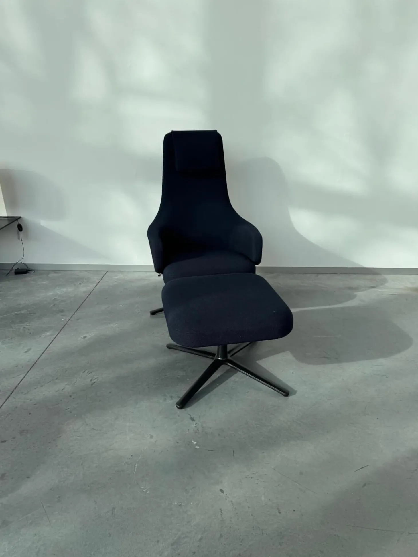 Sessel Repos Stoff Credo 08 Dunkelblau Schwarz Gestell Metall Basic Dark Pulverbeschichtet Inklusive Hocker