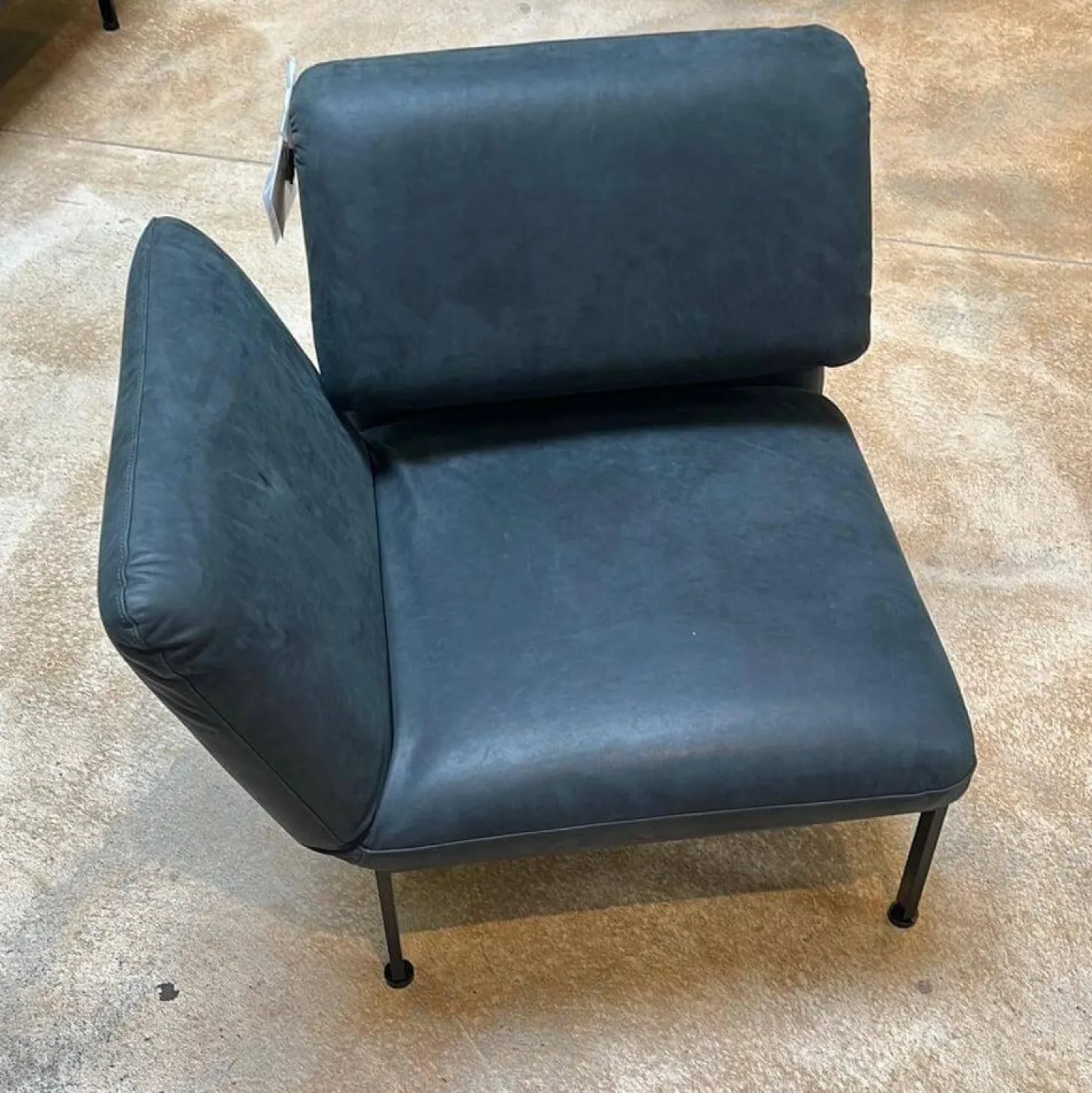 Sessel Roro Small Leder Glove Schwarz Gestell Schwarz Pulverbeschichtet Mit Rollen Schwarz