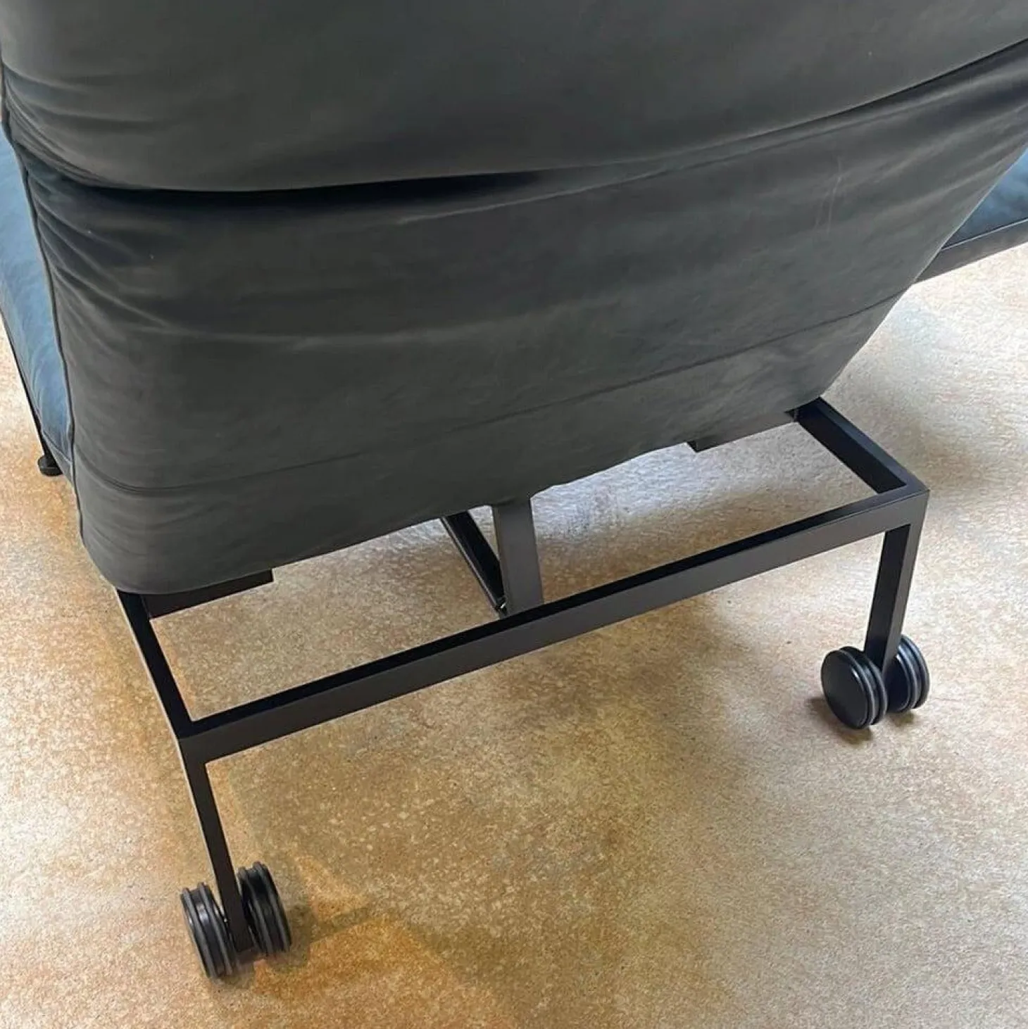 Sessel Roro Small Leder Glove Schwarz Gestell Schwarz Pulverbeschichtet Mit Rollen Schwarz