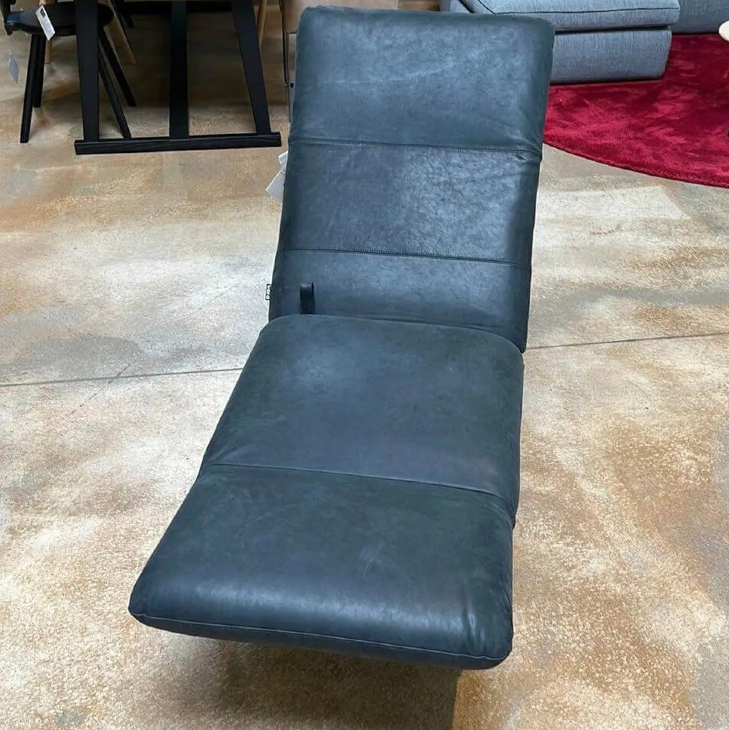 Sessel Roro Small Leder Glove Schwarz Gestell Schwarz Pulverbeschichtet Mit Rollen Schwarz