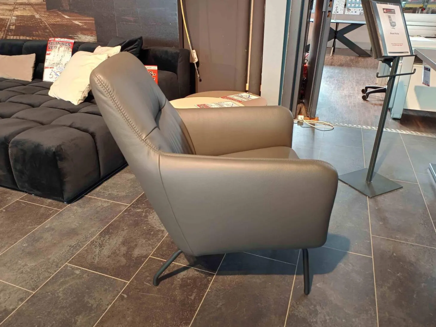 Sessel Rufus Leder W2 Anthrazit L20 Füße Metall Schwarz