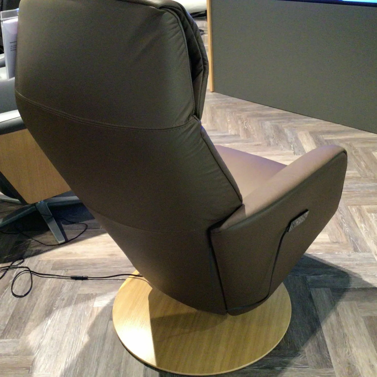 Sessel Scott Leder Paloma 94 Chestnut Braun Gestell Natürliches Eichenholz mit Sitzheizung