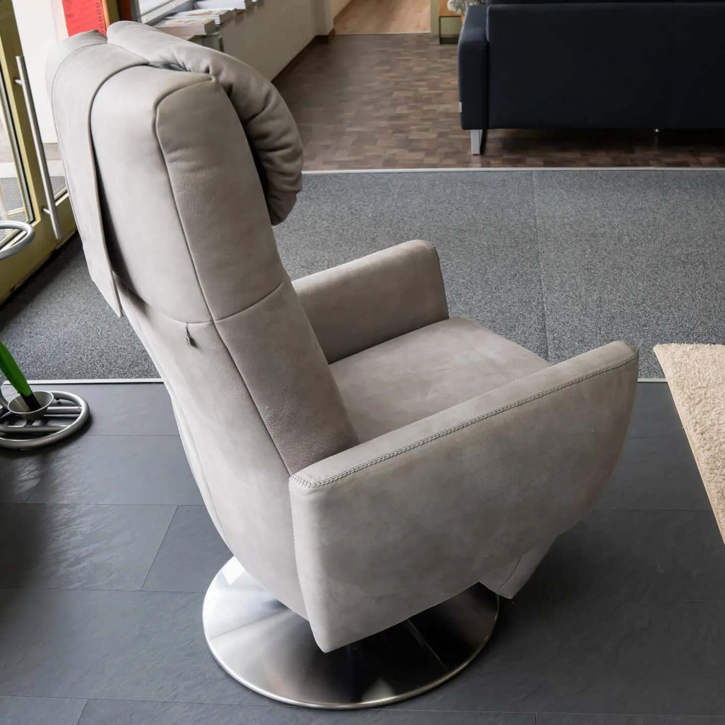 Sessel Sean M Kalma Leder A-India Asphalt Fuß Drehteller Edelstahl Inklusive Nackenkissen