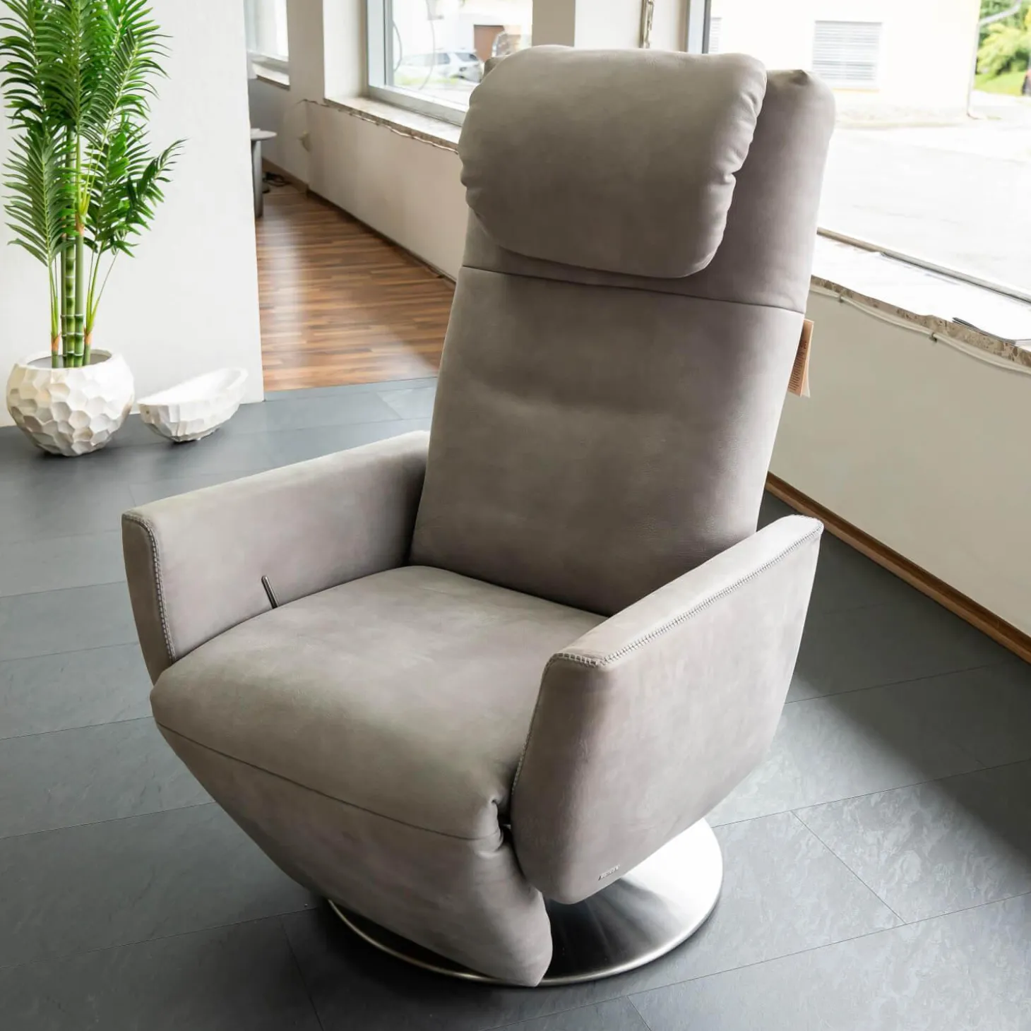 Sessel Sean M Kalma Leder A-India Asphalt Fuß Drehteller Edelstahl Inklusive Nackenkissen