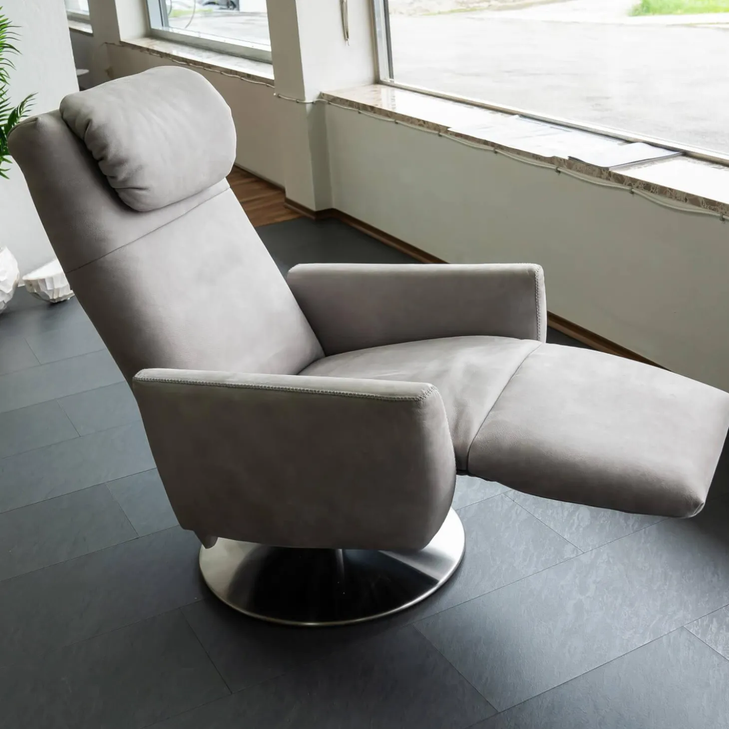 Sessel Sean M Kalma Leder A-India Asphalt Fuß Drehteller Edelstahl Inklusive Nackenkissen