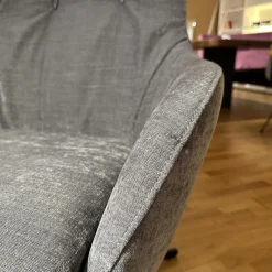 Sessel Shar Pei Stoff Abby Grau Gestell Grau mit Hocker